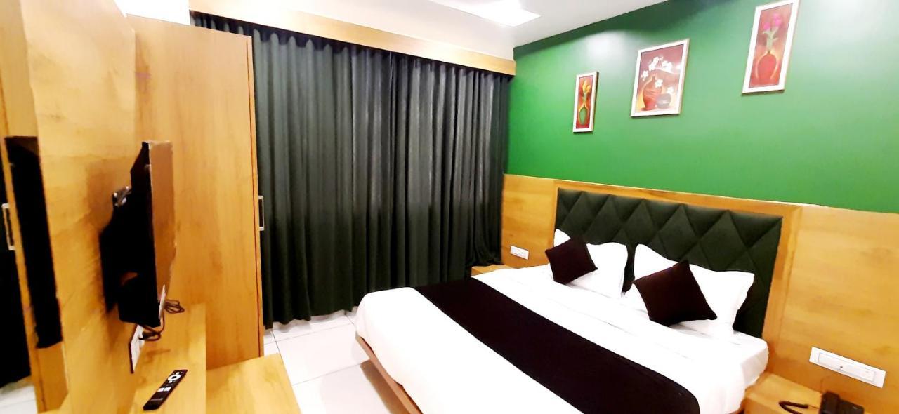 Hotel Suncity อาเมดาบัด ภายนอก รูปภาพ