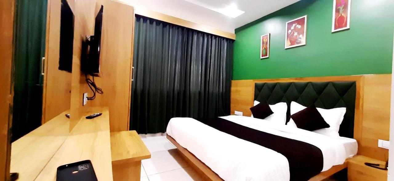 Hotel Suncity อาเมดาบัด ภายนอก รูปภาพ