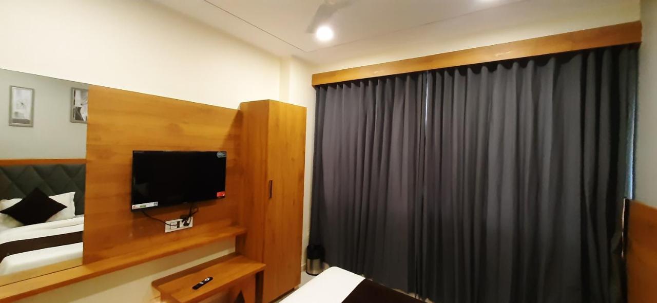 Hotel Suncity อาเมดาบัด ภายนอก รูปภาพ