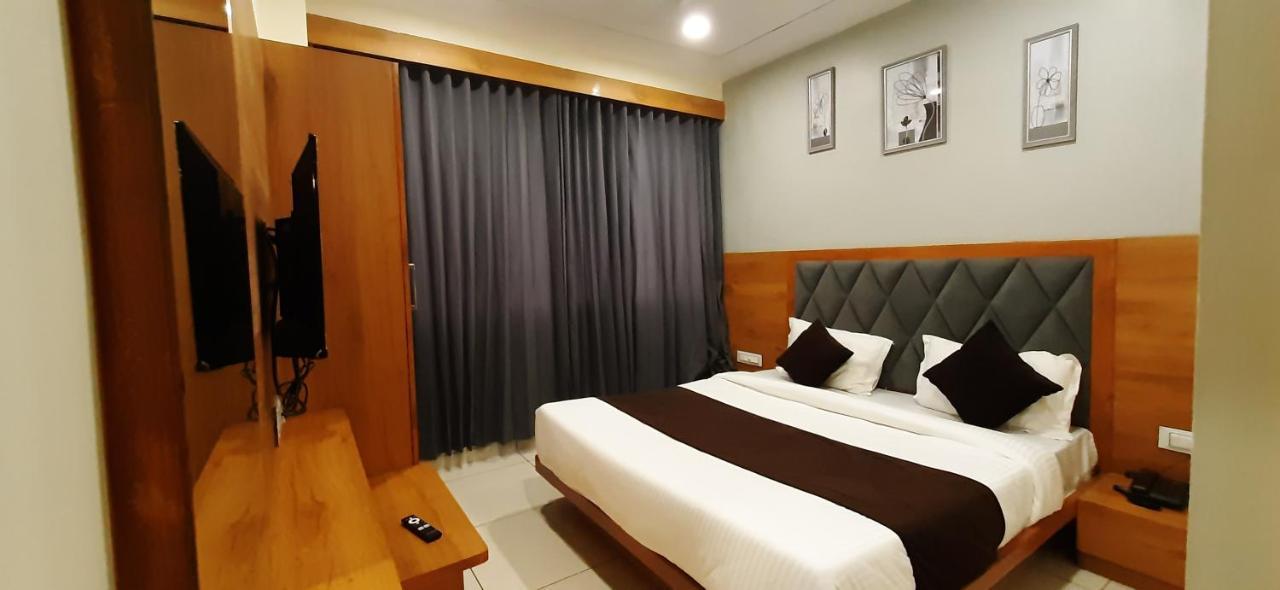 Hotel Suncity อาเมดาบัด ภายนอก รูปภาพ