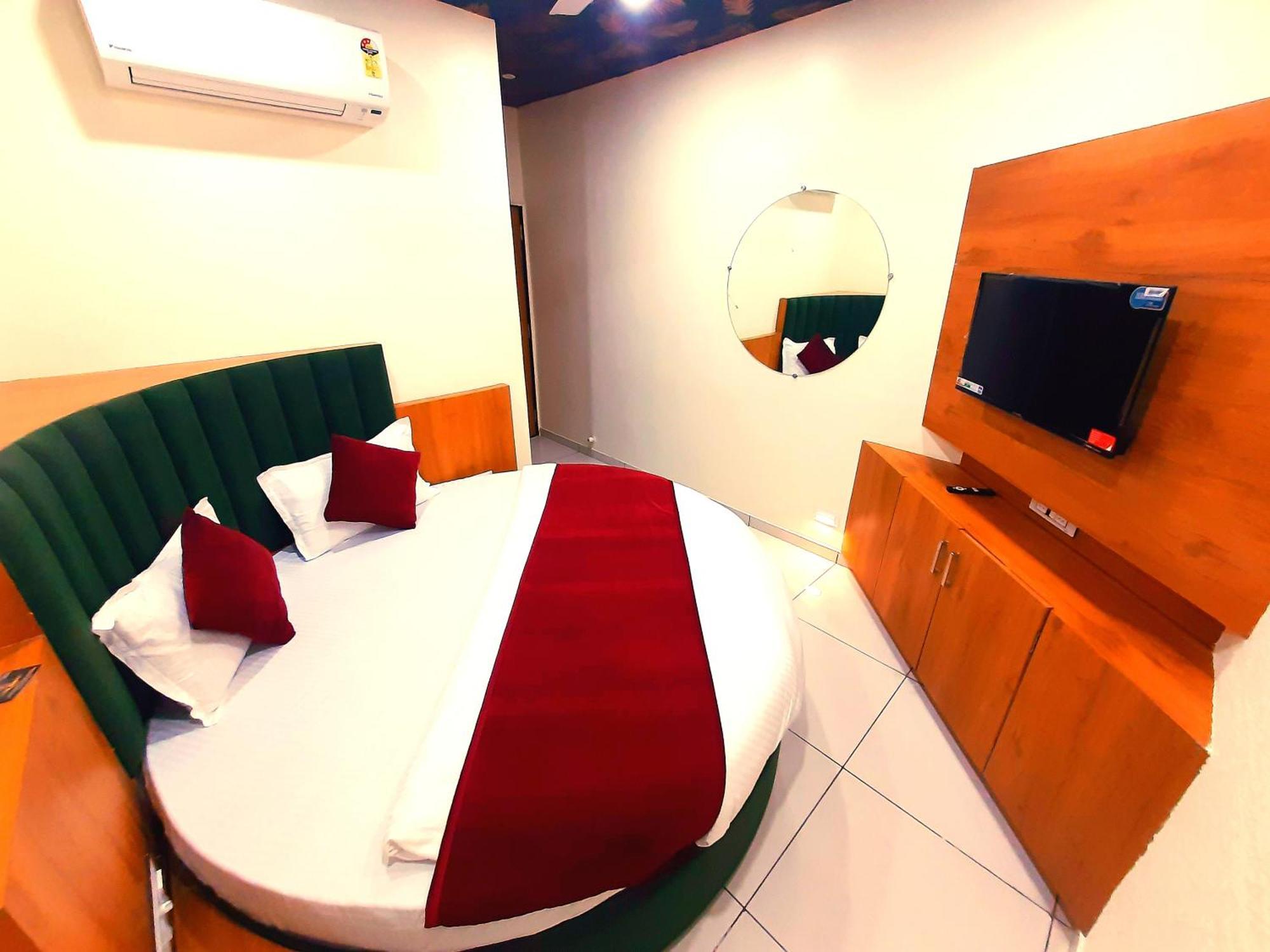 Hotel Suncity อาเมดาบัด ภายนอก รูปภาพ