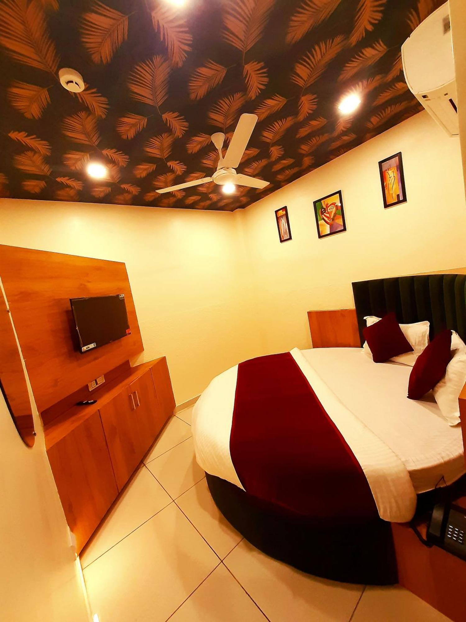 Hotel Suncity อาเมดาบัด ภายนอก รูปภาพ
