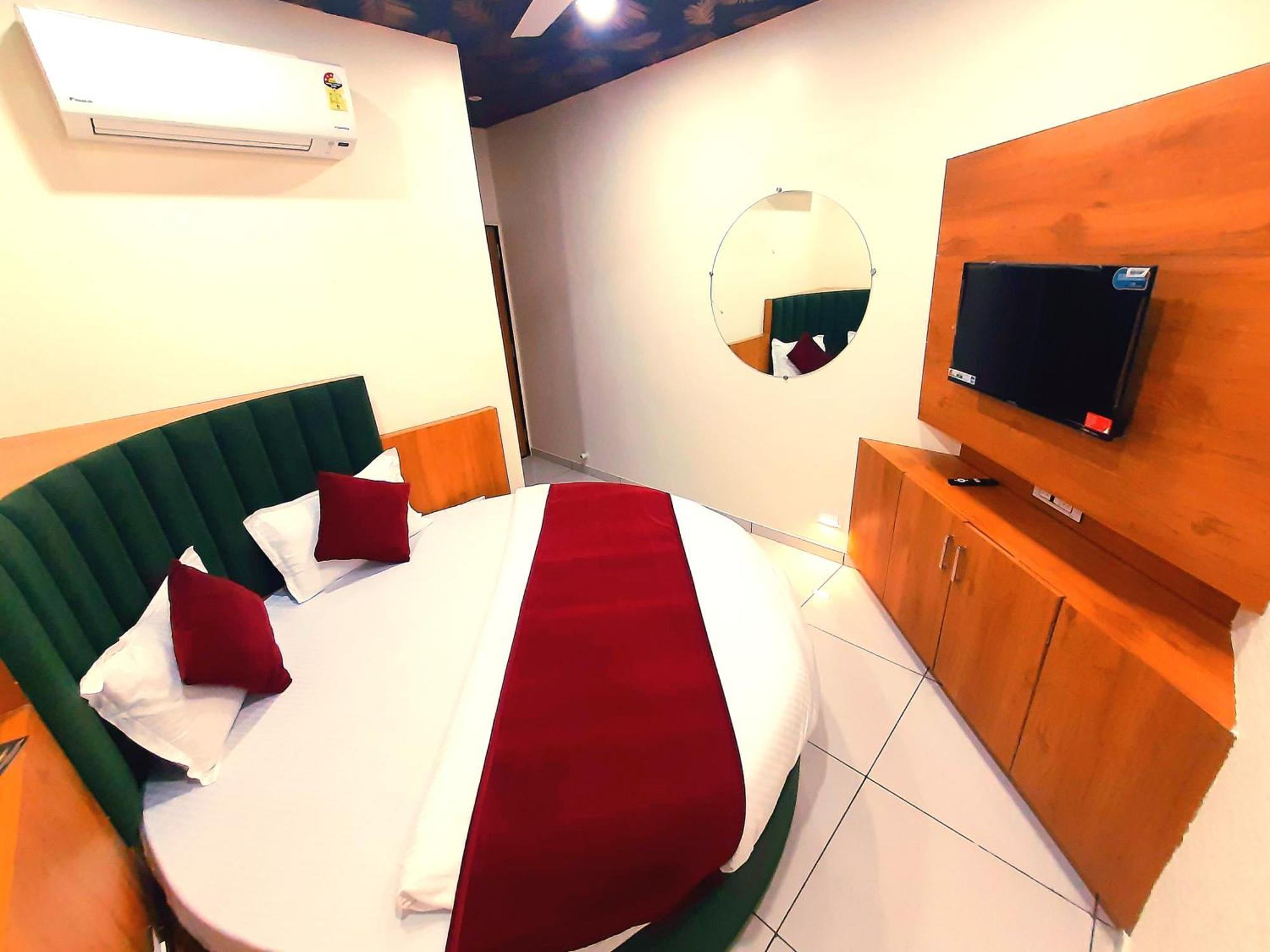Hotel Suncity อาเมดาบัด ภายนอก รูปภาพ