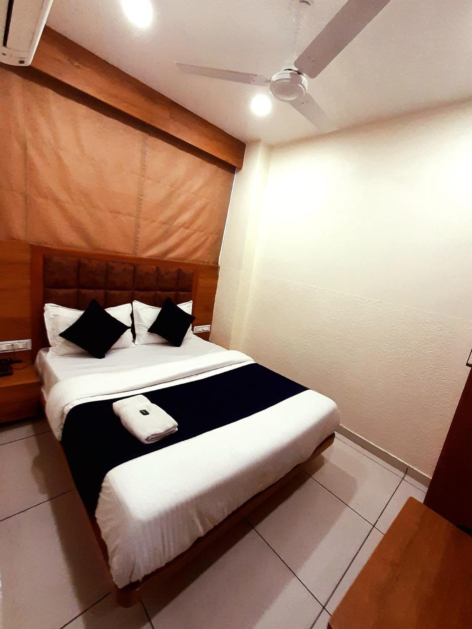 Hotel Suncity อาเมดาบัด ภายนอก รูปภาพ