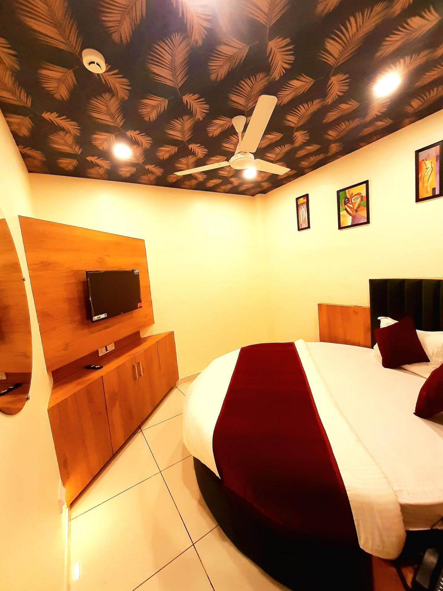 Hotel Suncity อาเมดาบัด ภายนอก รูปภาพ