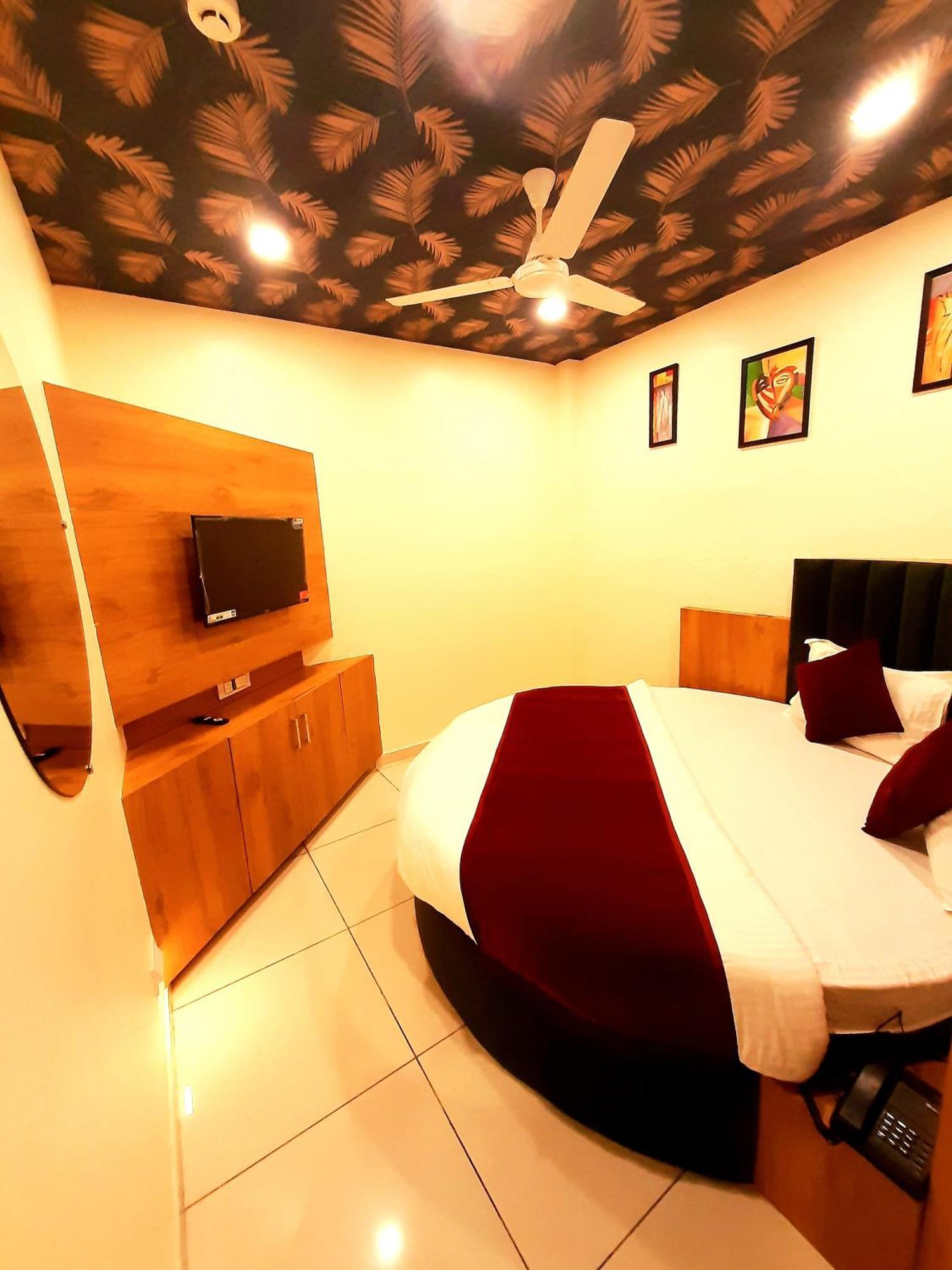 Hotel Suncity อาเมดาบัด ภายนอก รูปภาพ