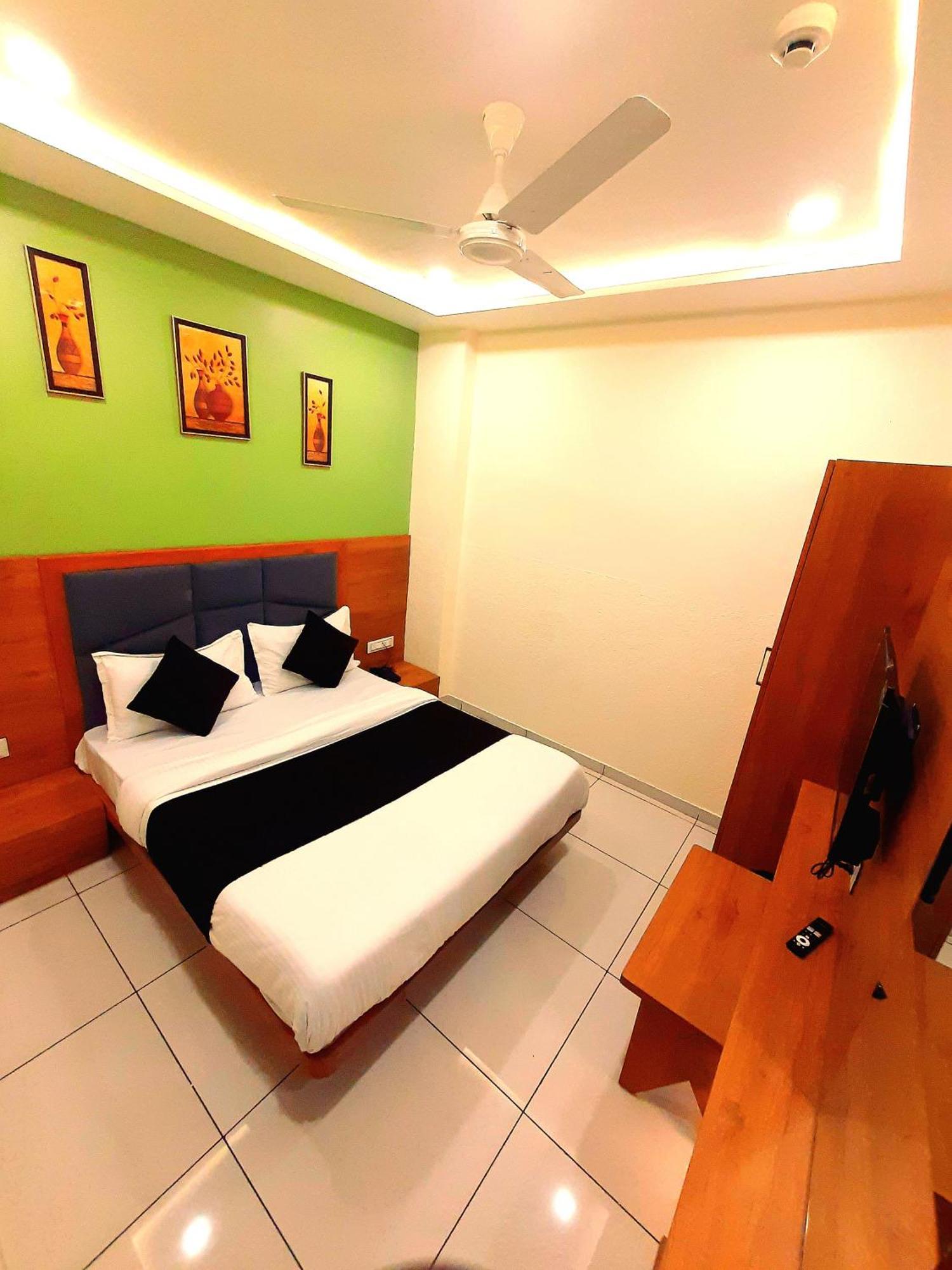 Hotel Suncity อาเมดาบัด ภายนอก รูปภาพ