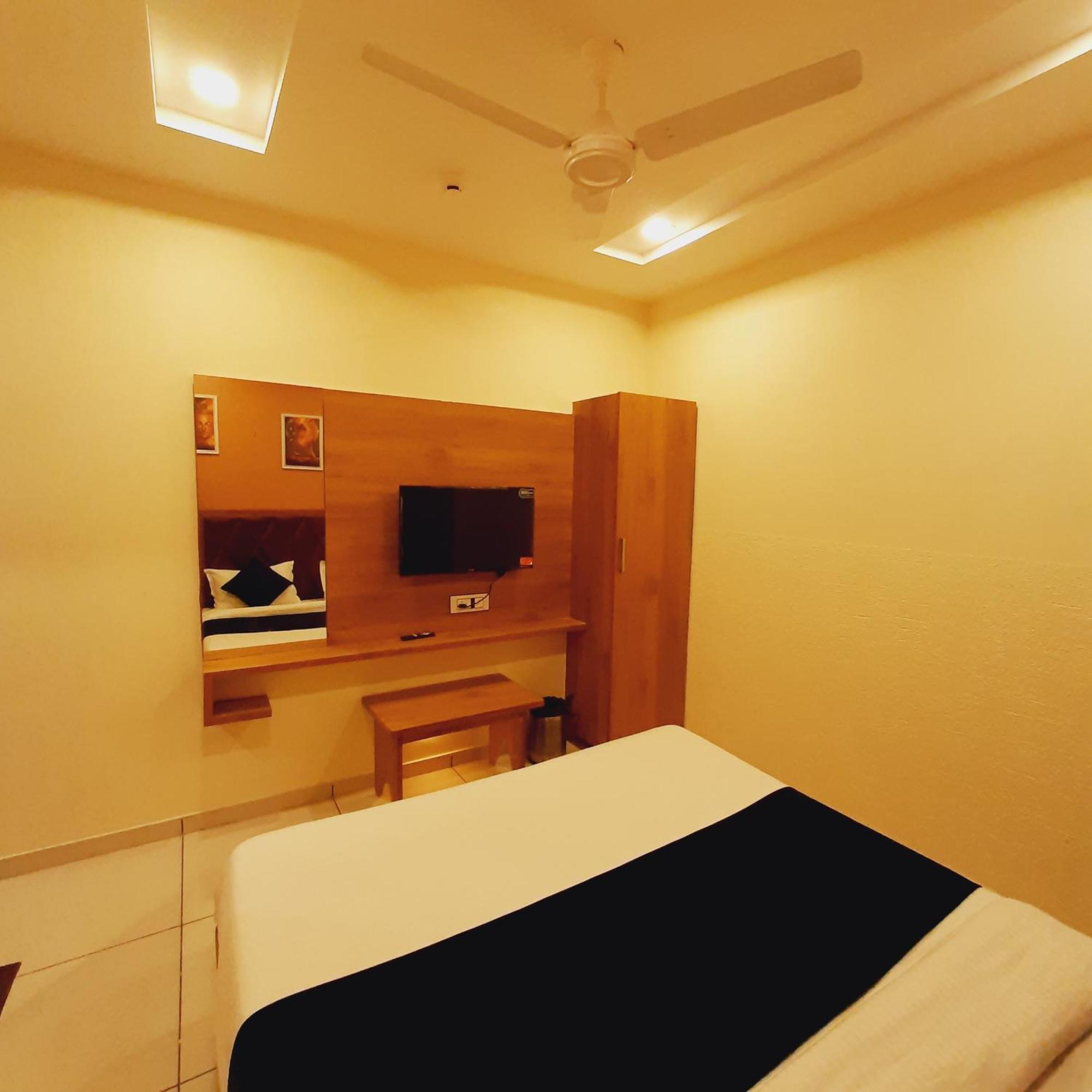 Hotel Suncity อาเมดาบัด ภายนอก รูปภาพ