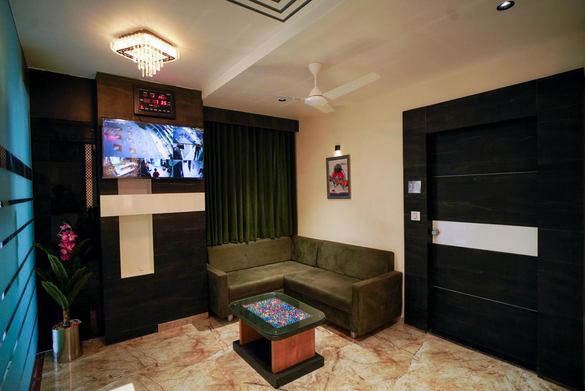 Hotel Suncity อาเมดาบัด ภายนอก รูปภาพ
