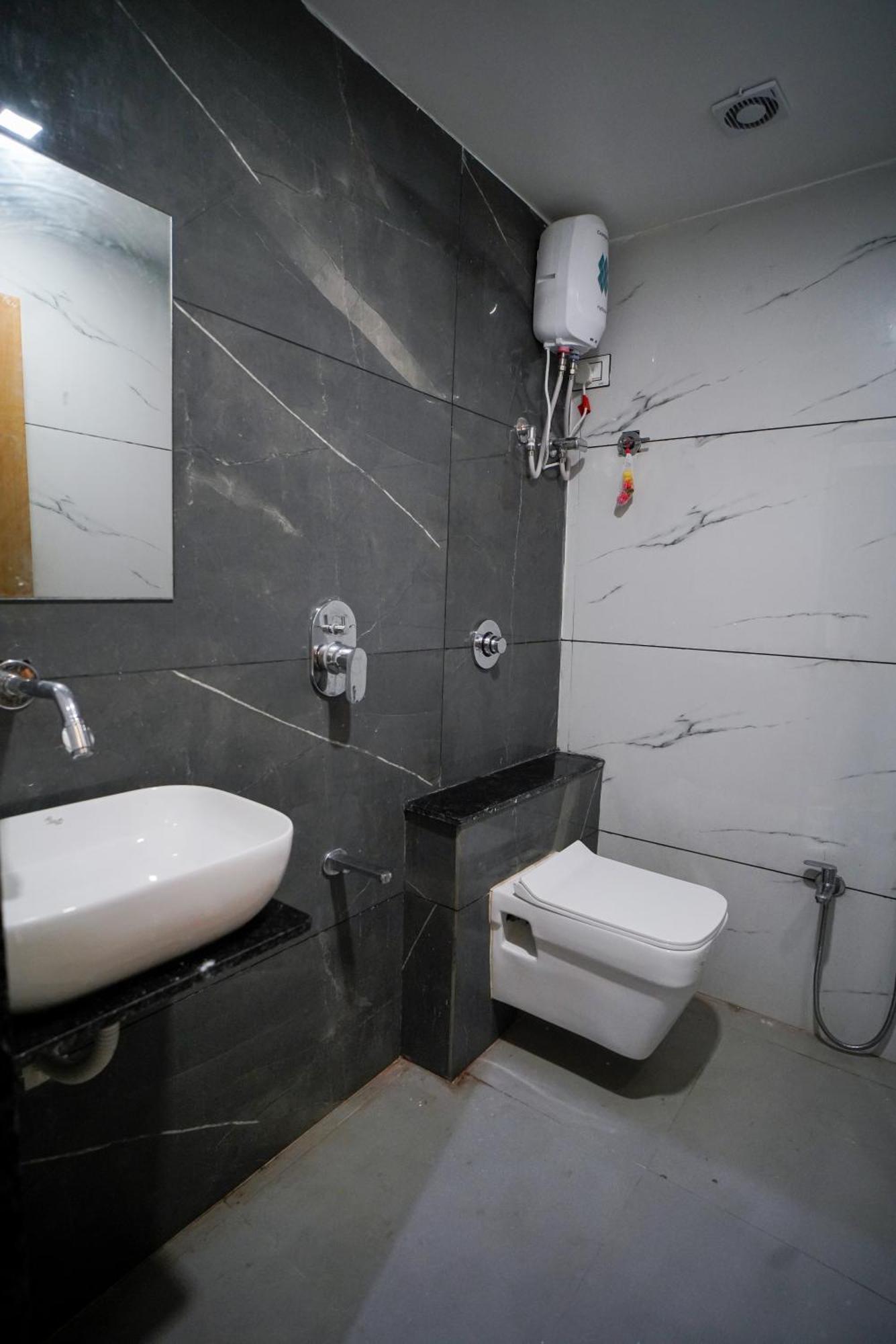 Hotel Suncity อาเมดาบัด ภายนอก รูปภาพ