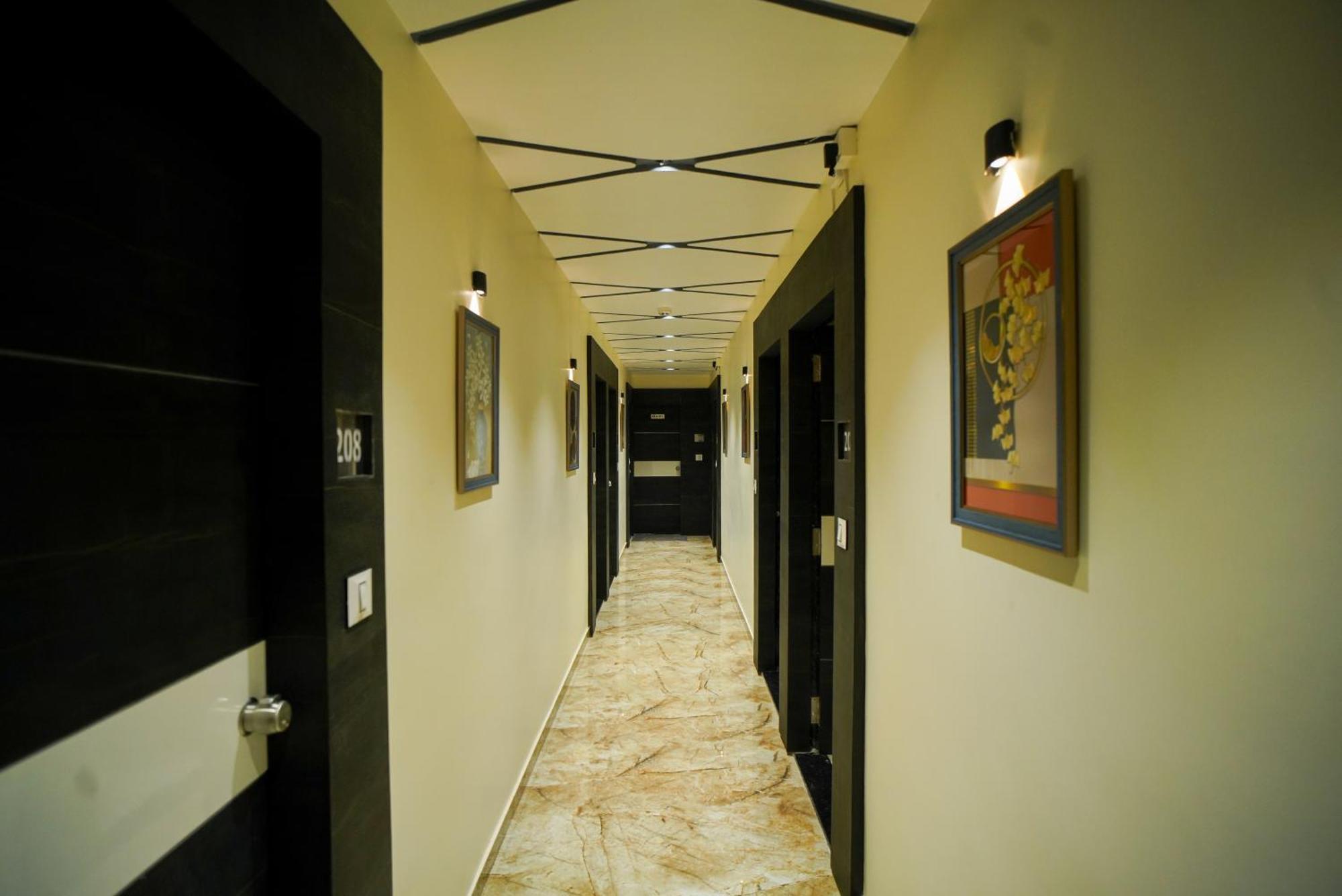 Hotel Suncity อาเมดาบัด ภายนอก รูปภาพ