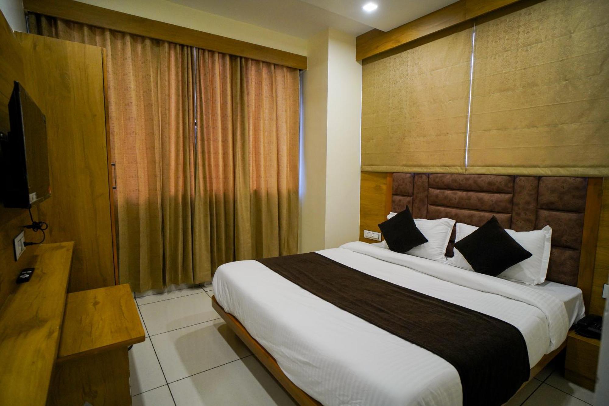 Hotel Suncity อาเมดาบัด ภายนอก รูปภาพ