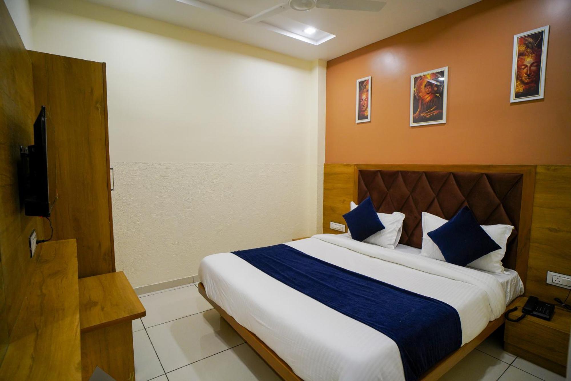 Hotel Suncity อาเมดาบัด ภายนอก รูปภาพ