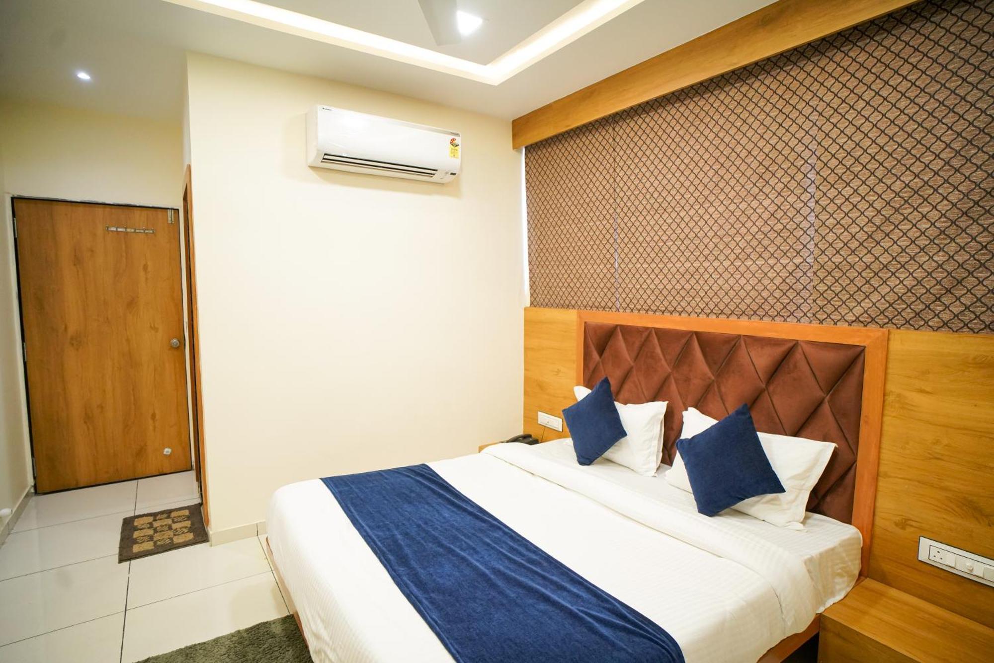 Hotel Suncity อาเมดาบัด ภายนอก รูปภาพ