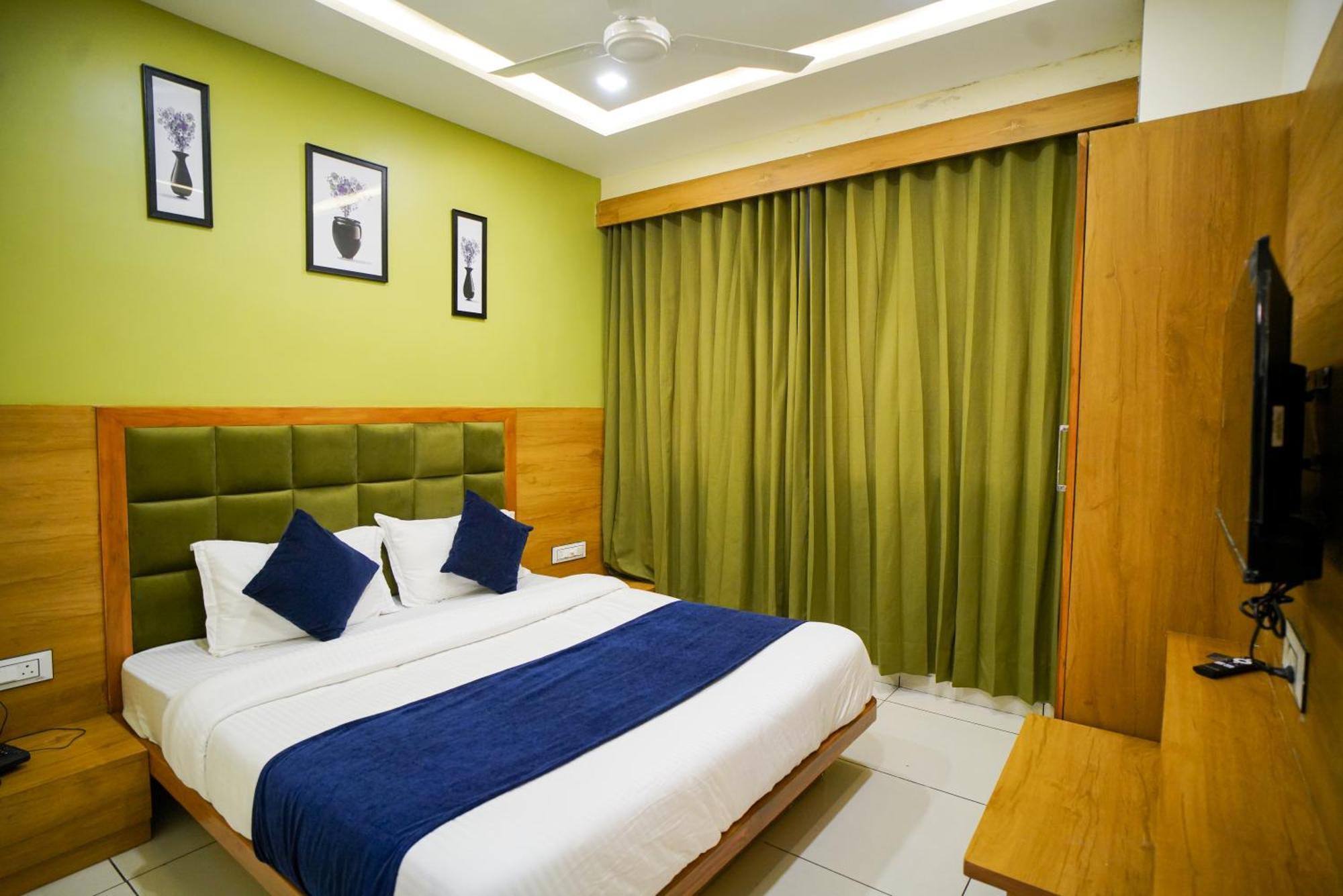 Hotel Suncity อาเมดาบัด ภายนอก รูปภาพ