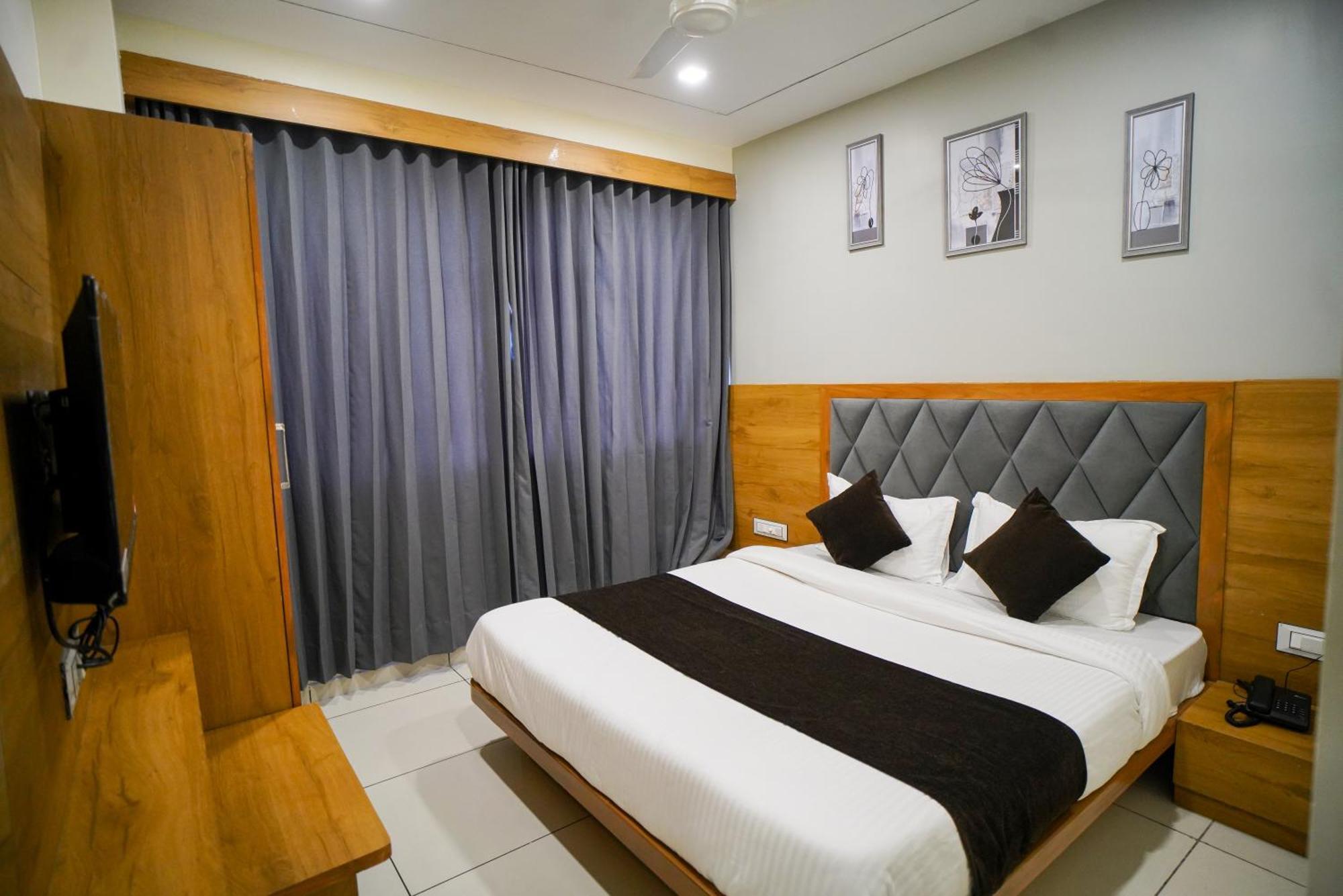 Hotel Suncity อาเมดาบัด ภายนอก รูปภาพ