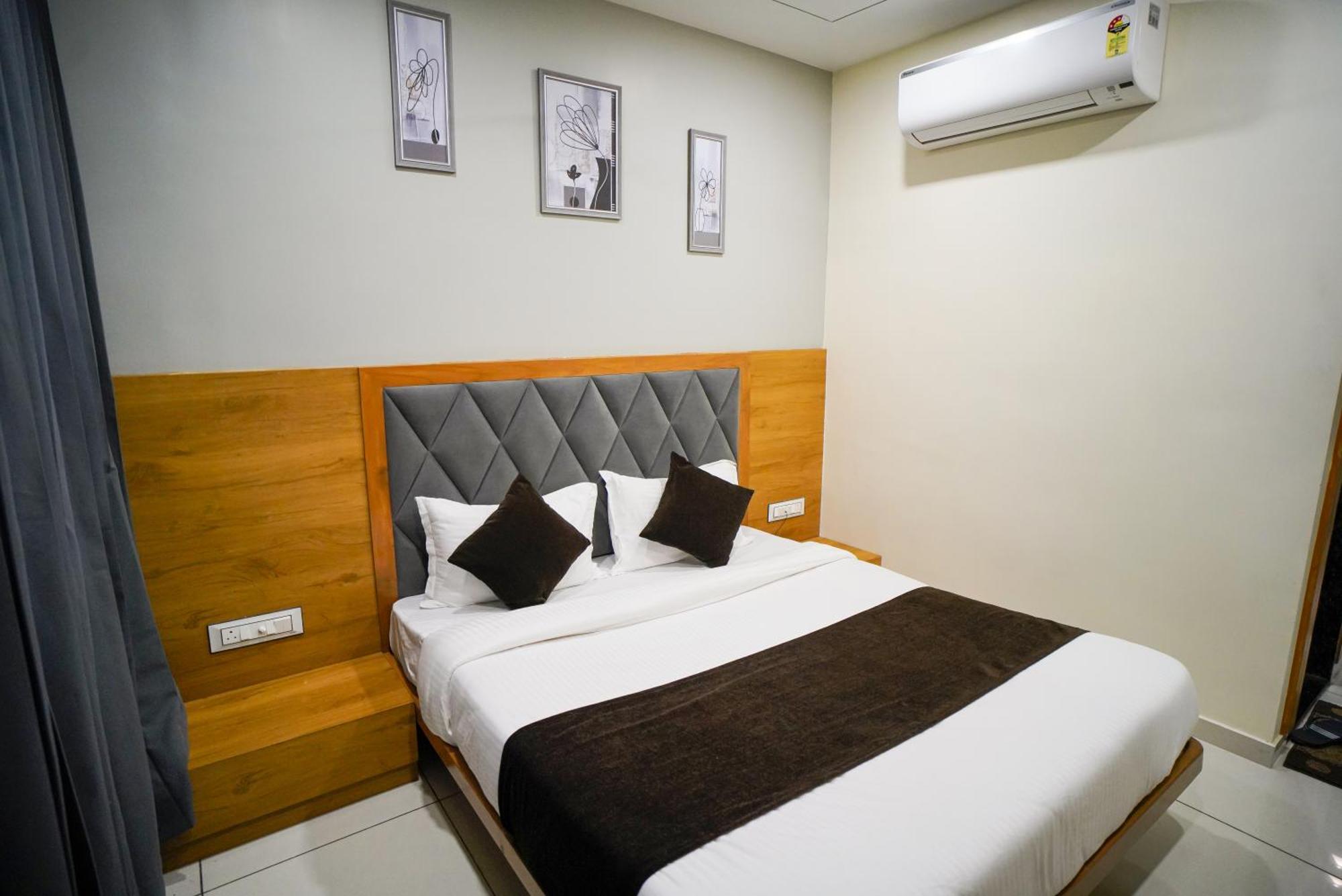 Hotel Suncity อาเมดาบัด ภายนอก รูปภาพ