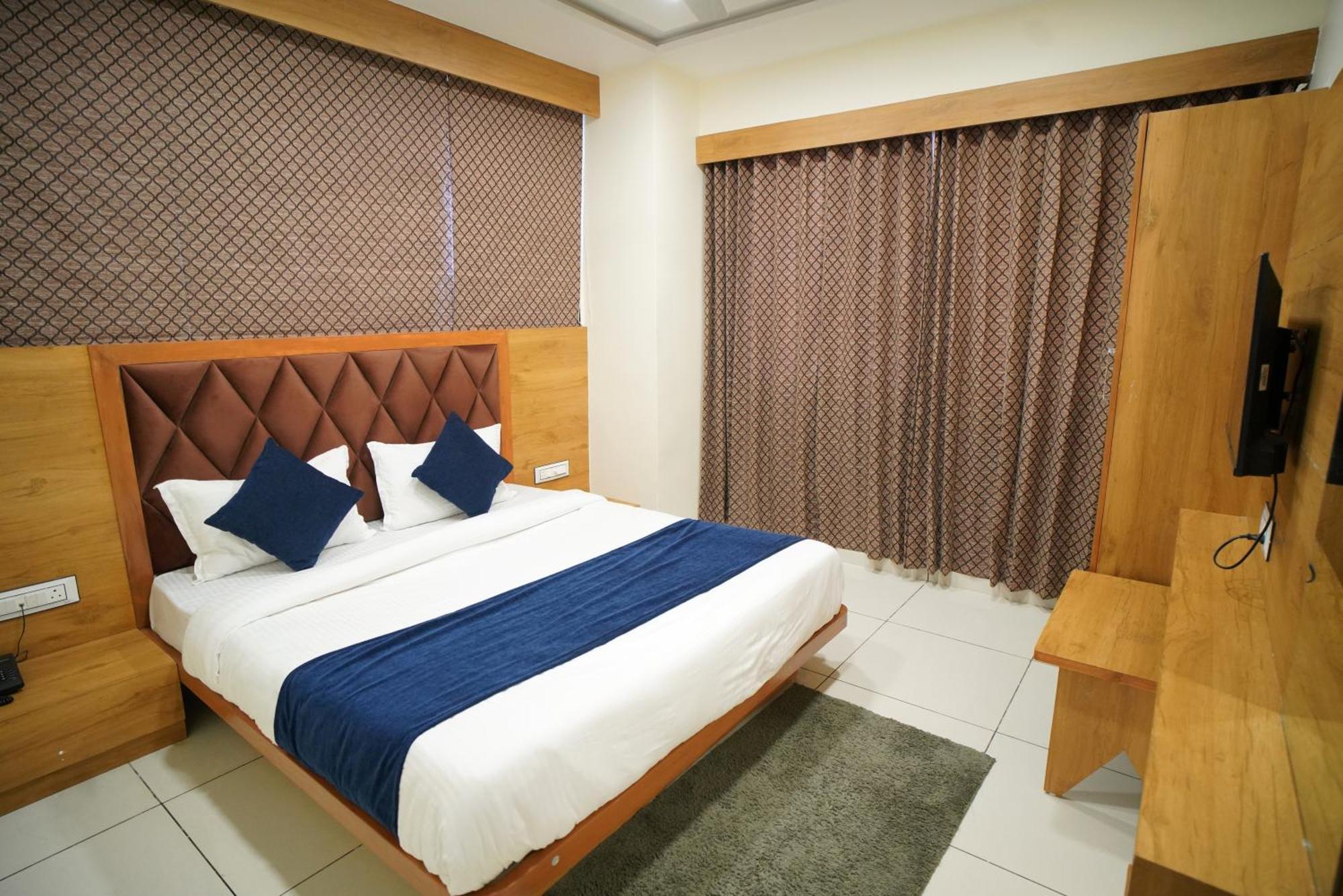 Hotel Suncity อาเมดาบัด ภายนอก รูปภาพ